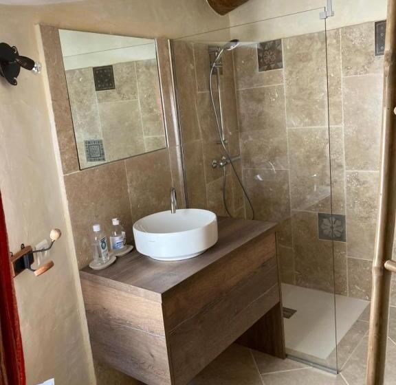 غرفة قياسية مزوَّدة بشُرفة, Rose