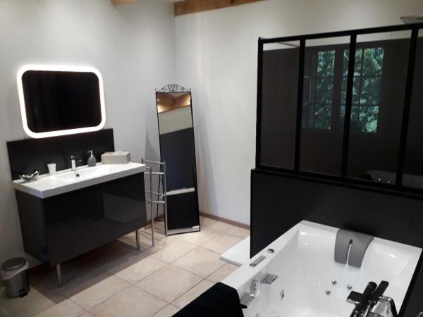 חדר דלוקס לשלושה, Mas Du Cresponnet