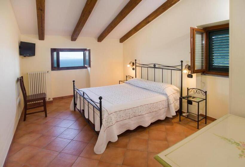 غرفة قياسية مطلّة علي البحر, Il Glicine