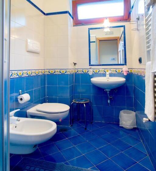 غرفة قياسية مطلّة علي البحر, Il Glicine