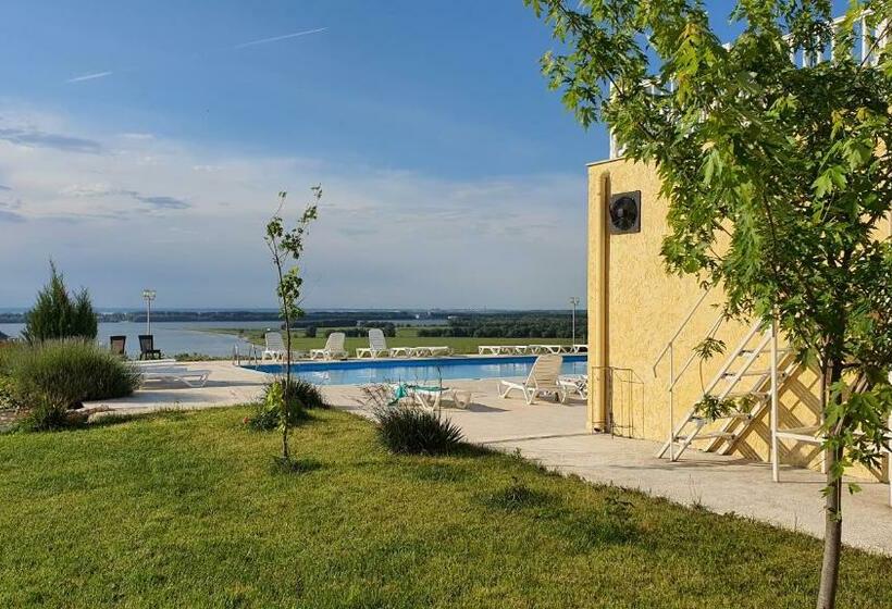 شقة غرفة واحدة, Naiada