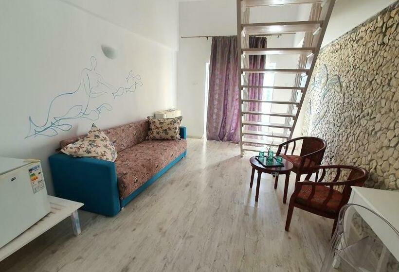 شقة غرفة واحدة, Naiada