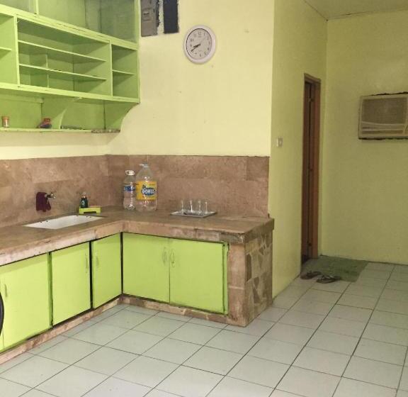 דירת חדר בקומת קרקע, Fleetwood Suites