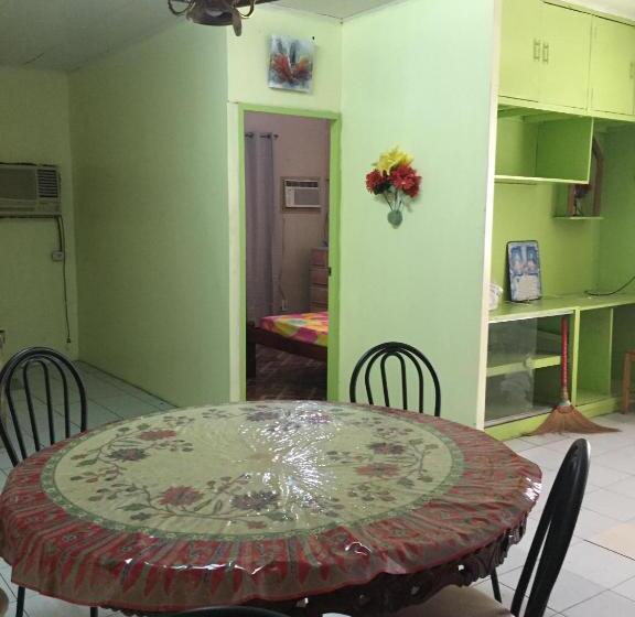 דירת חדר בקומת קרקע, Fleetwood Suites