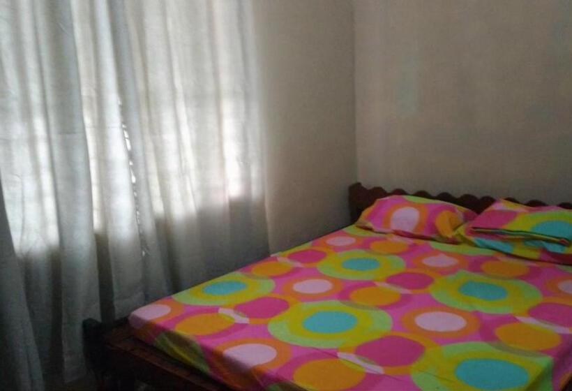 דירת חדר בקומת קרקע, Fleetwood Suites