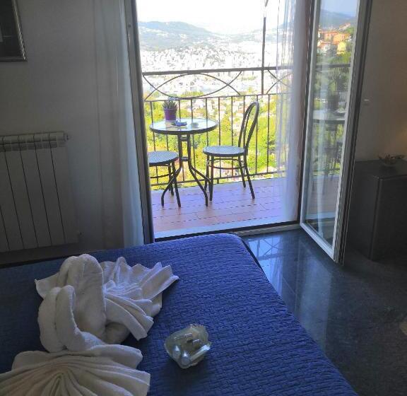 اتاق لوکس با چشم‌انداز دریا, Villa Patrizia