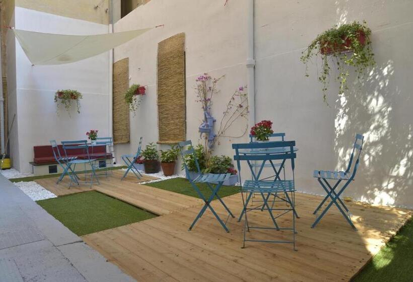 اتاق استاندارد سه تخته با چشم‌انداز باغ, A Mi Manera