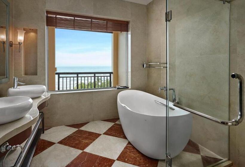 带双人大床的行政管理套房, Danang Marriott Resort & Spa