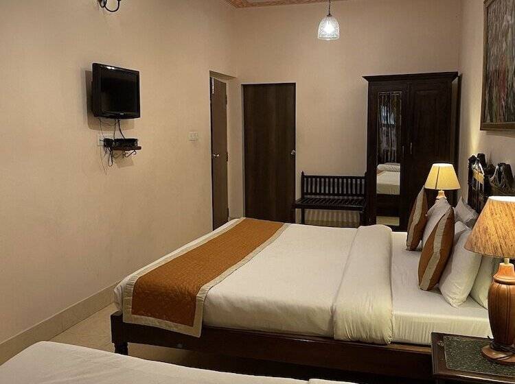 اتاق لوکس سه تخته, Suryaa Villa   A Boutique Heritage