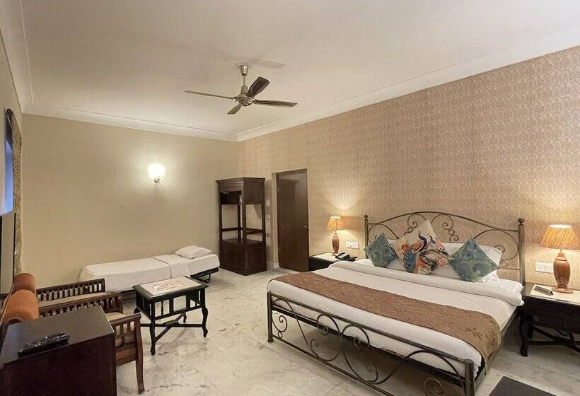 اتاق لوکس سه تخته, Suryaa Villa   A Boutique Heritage