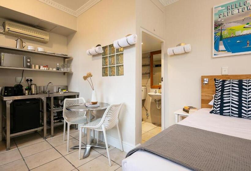 エコノミールーム, The Charles Cafe & Guesthouse