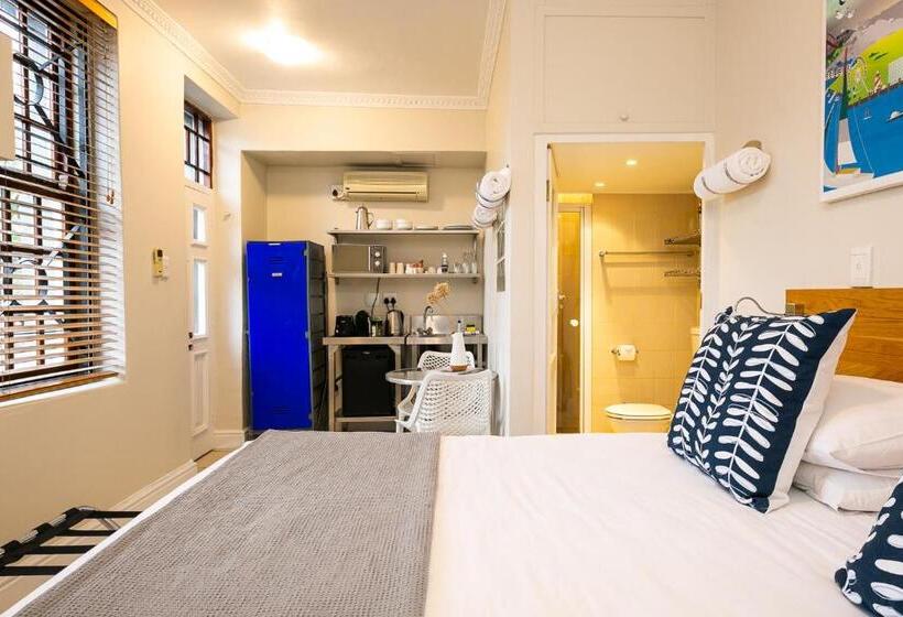 エコノミールーム, The Charles Cafe & Guesthouse