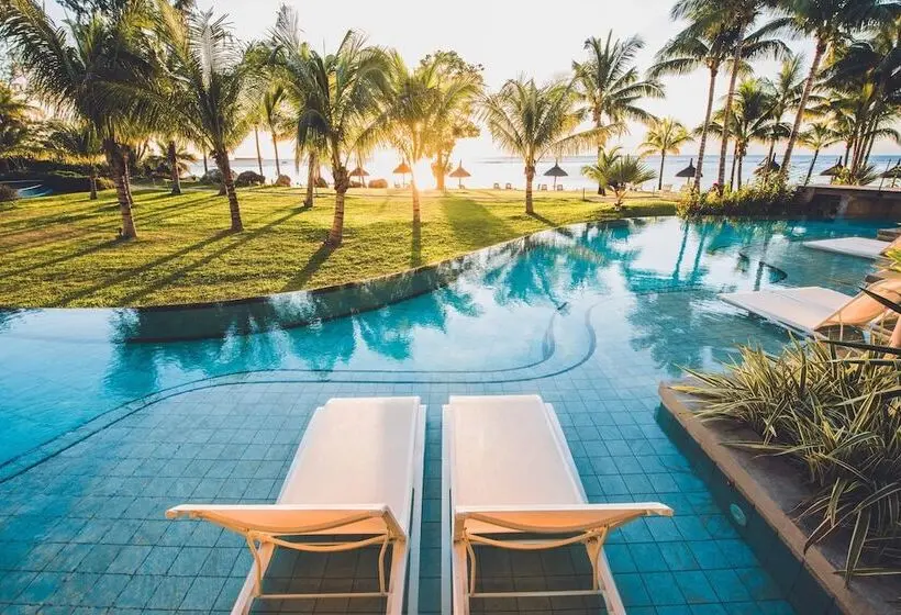Standard swim-up room, Victoria Beachcomber Resort & Spa