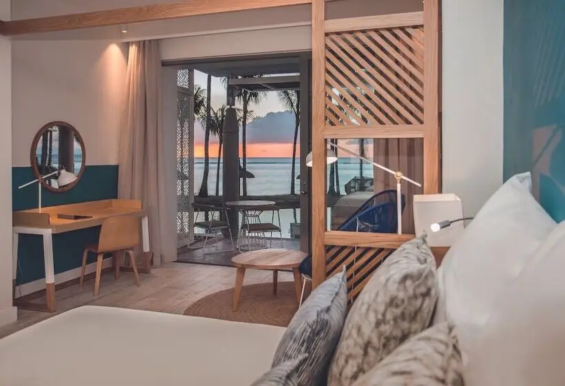 Standard swim-up room, Victoria Beachcomber Resort & Spa