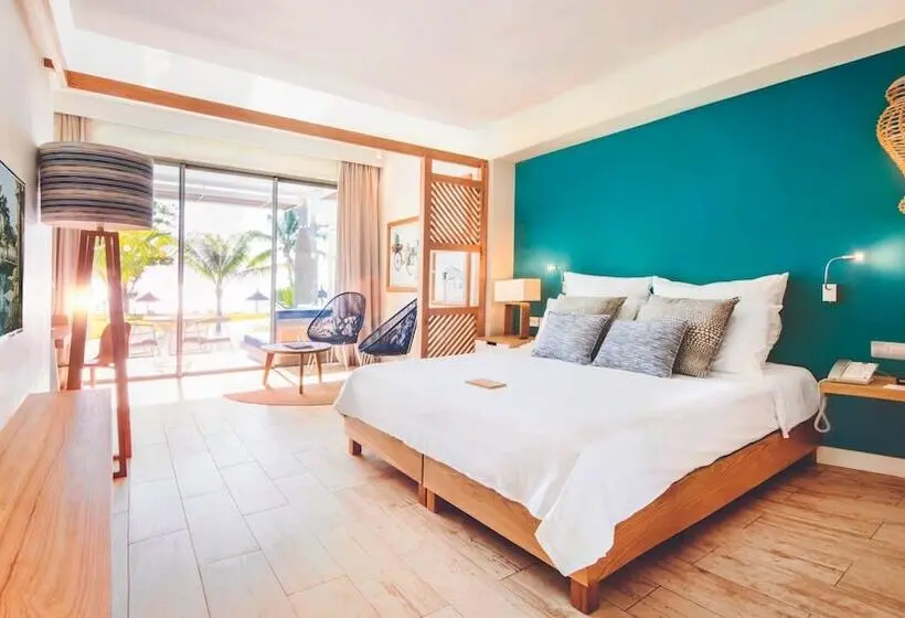 Standard swim-up room, Victoria Beachcomber Resort & Spa