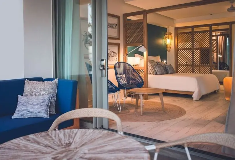 Standard swim-up room, Victoria Beachcomber Resort & Spa