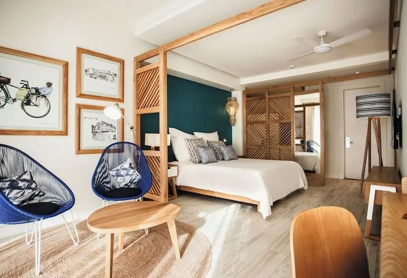 Standard swim-up room, Victoria Beachcomber Resort & Spa
