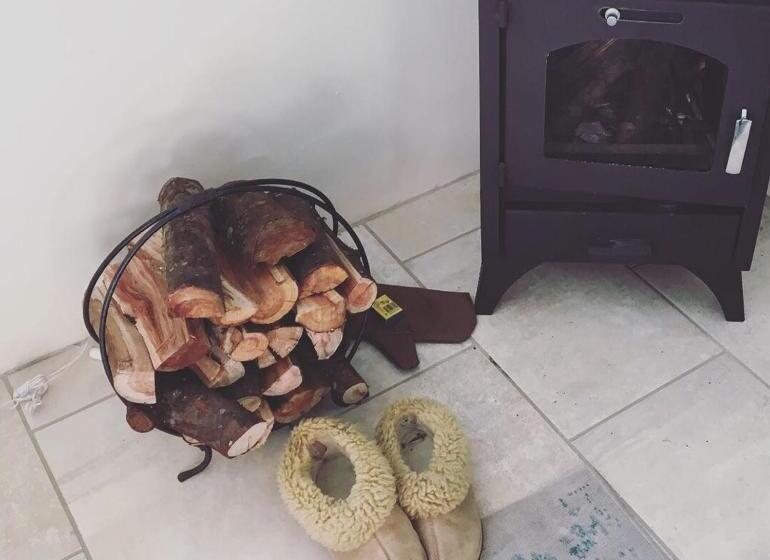 בקתת חדר, Wild Hare Cottages