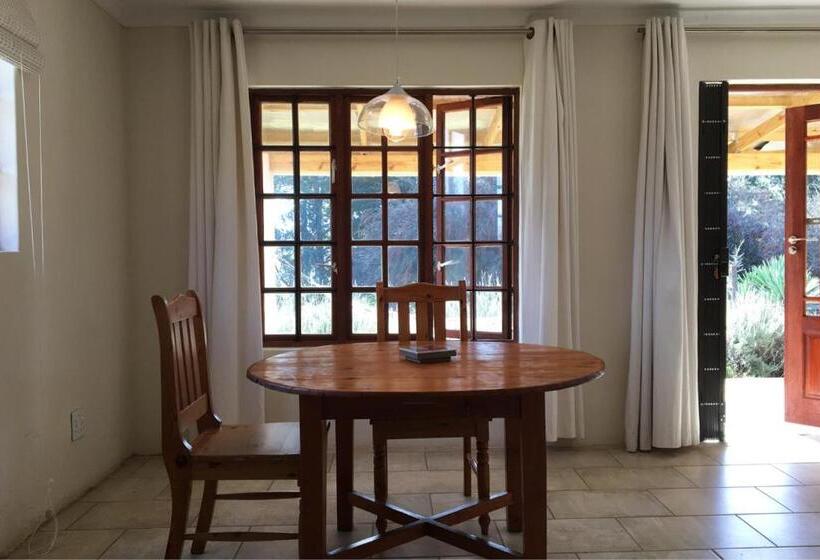 בקתת חדר, Wild Hare Cottages