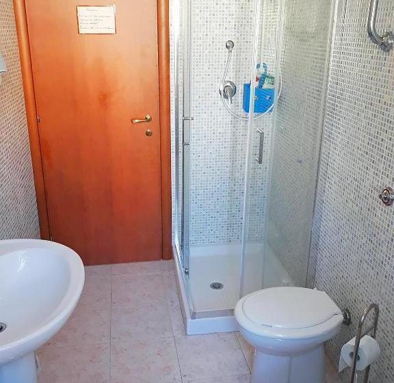 חדר סטנדרט לשלושה עם חדר אמבטיה משוף, B&b Il Cortile Del Sole