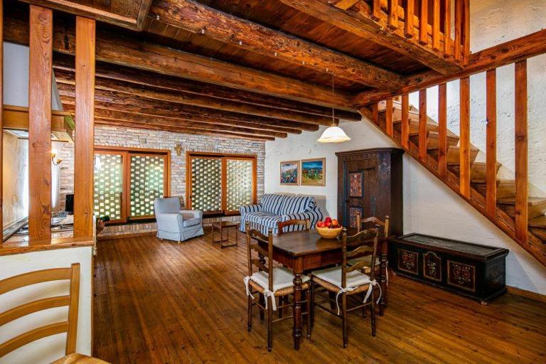 غرفة عائلية, La Casa Gioconda