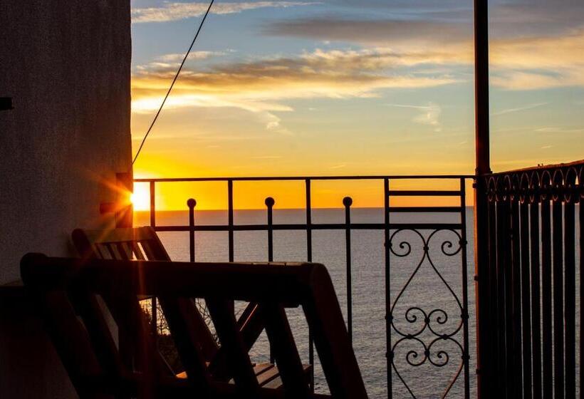 اتاق لوکس با بالکن و چشمانداز دریا, Arbanella