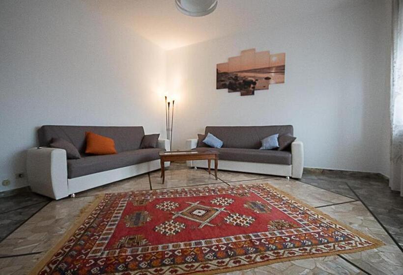 バス共有のスタンダードルーム, Affittacamere Serravalle Shopping