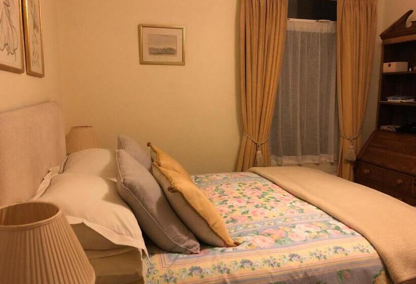 غرفة إقتصادية, Helena Host Family