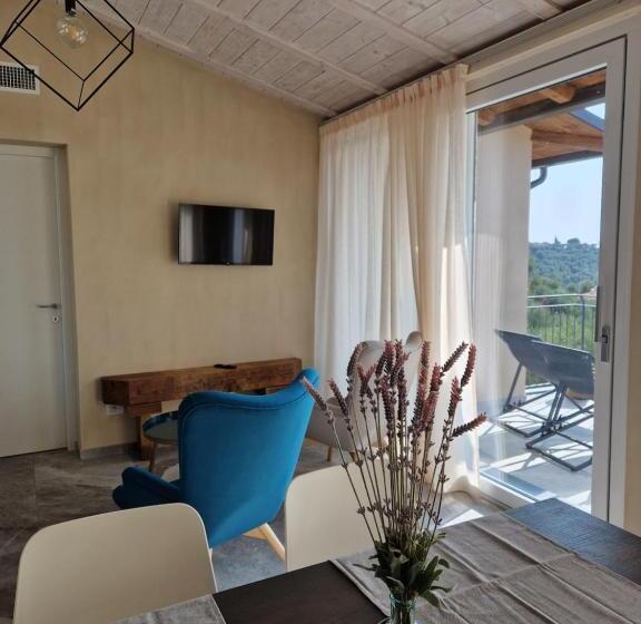 דירת שלושה חדרים, A Baracca Du Pei