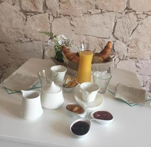 اتاق استاندارد سه نفره, Au Charmant Des Vignes