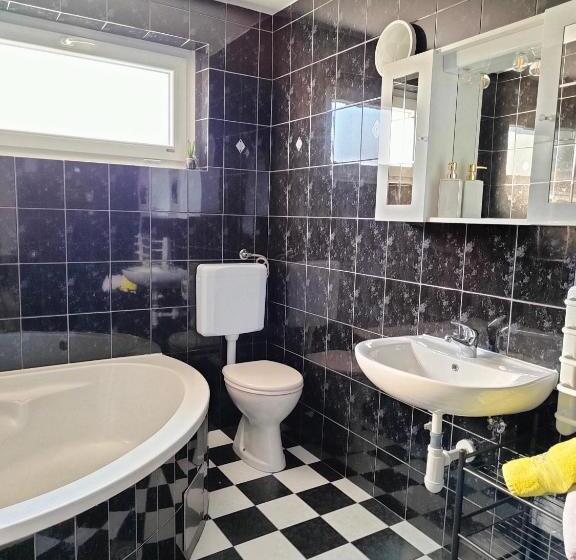 آپارتمان 1 خوابه, Apartments & Rooms Saša