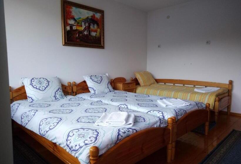 غرفة قياسية ثلاثية مزودة بشرفة, Guest House Milka