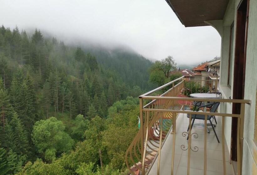 غرفة قياسية ثلاثية مزودة بشرفة, Guest House Milka