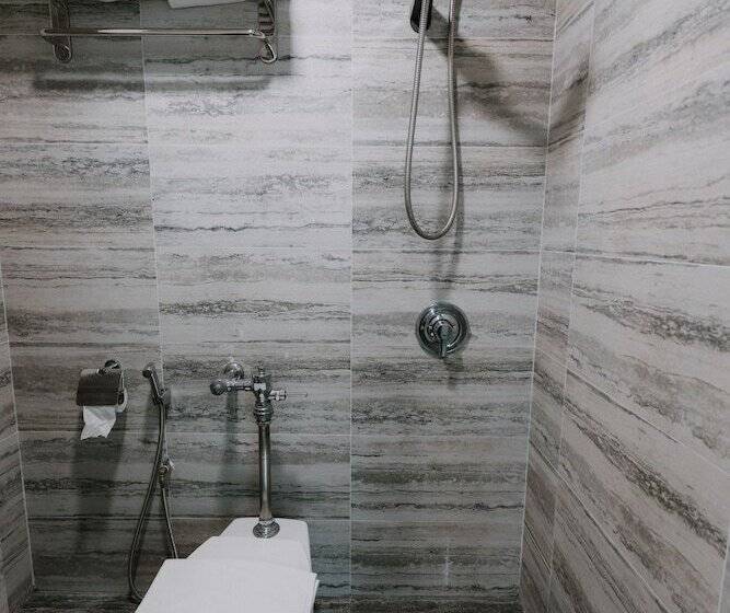 اتاق خانوادگی, Butternut Tree