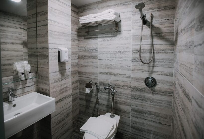 اتاق خانوادگی, Butternut Tree