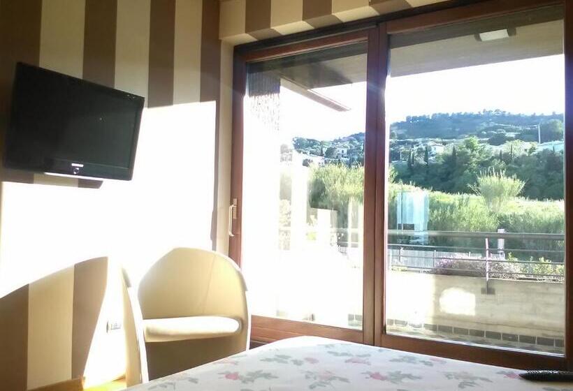 اتاق لوکس با بالکن و چشم‌انداز دریا, Villa Angela