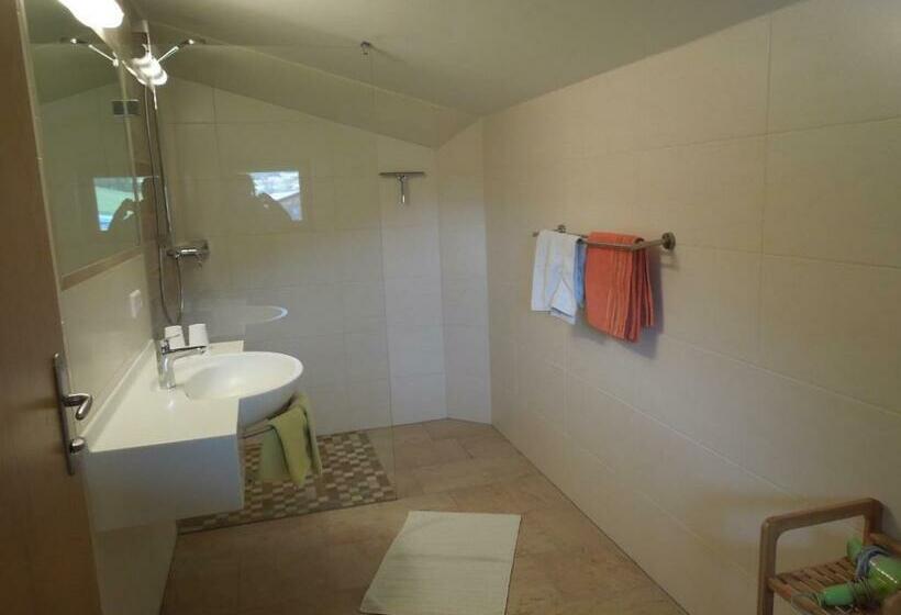 חדר סטנדרט לשלושה, Filzerlehen