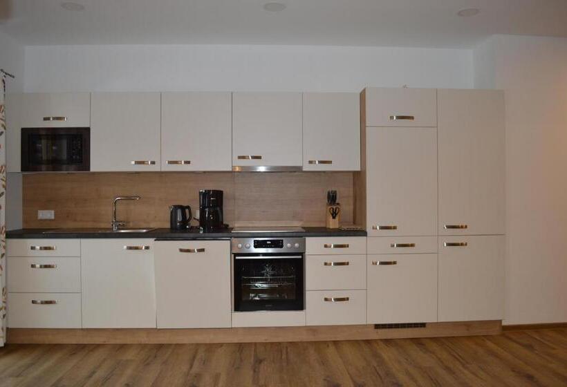 דירת שלושה חדרים, Filzerlehen