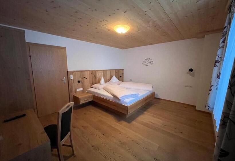 דירת שלושה חדרים, Filzerlehen