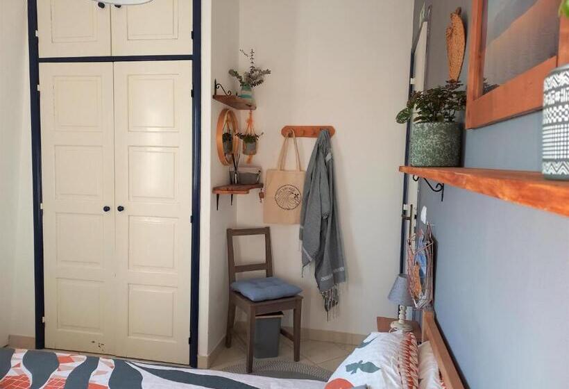 غرفة قياسية, Ethic Surf House