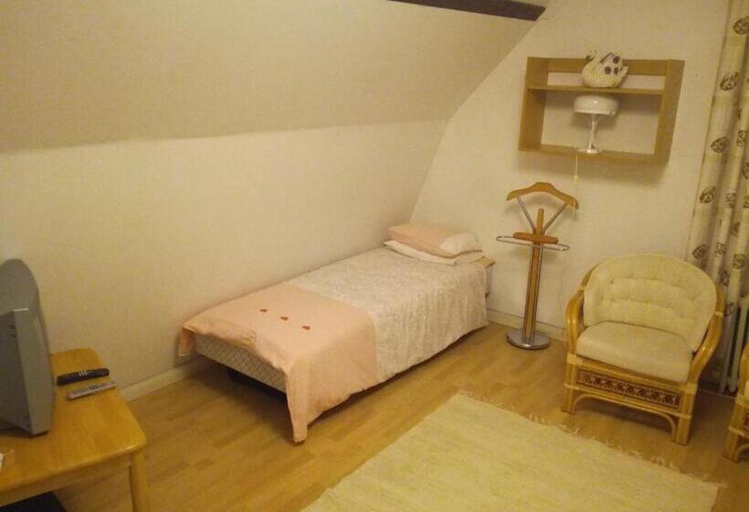 스탠다드 스튜디오, Firsthome Guesthouse