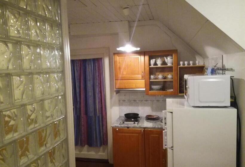 스탠다드 스튜디오, Firsthome Guesthouse