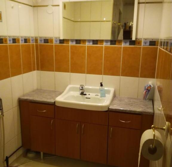 스탠다드 스튜디오, Firsthome Guesthouse