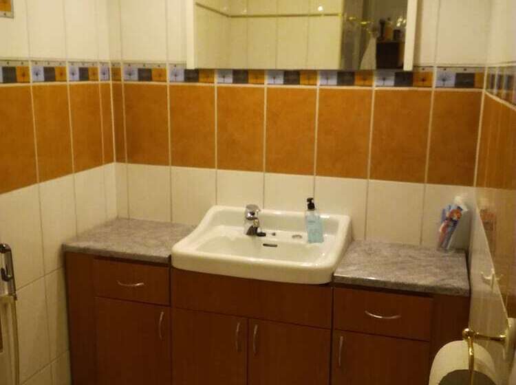 스탠다드 스튜디오, Firsthome Guesthouse