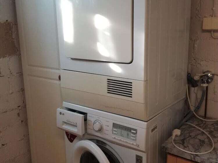 스탠다드 스튜디오, Firsthome Guesthouse