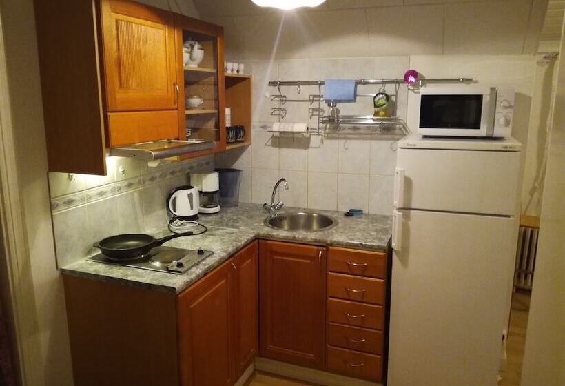 스탠다드 스튜디오, Firsthome Guesthouse