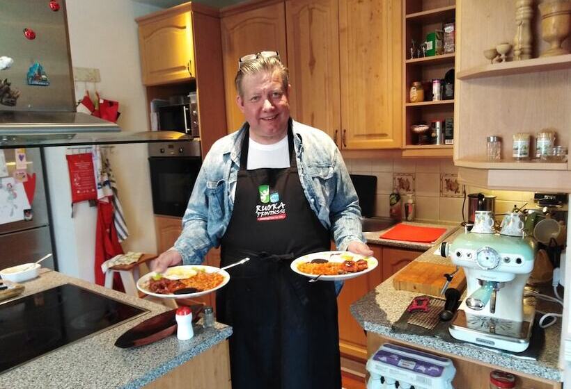 스탠다드 스튜디오, Firsthome Guesthouse