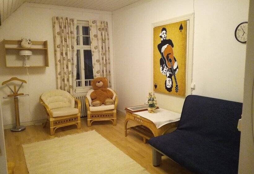 스탠다드 스튜디오, Firsthome Guesthouse