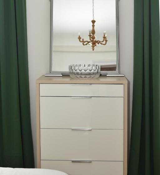 اتاق سهنفرۀ استاندارد با سرویس بهداشتی بیرون از اتاق, B&b Al Giardino Leonor