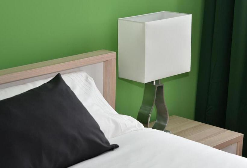 اتاق سهنفرۀ استاندارد با سرویس بهداشتی بیرون از اتاق, B&b Al Giardino Leonor